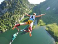 FB体育在线-恩比德接管时刻，掘金硬仗取胜黄蜂，季后赛的王者证明