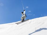 FB体育-赛道上的红色风暴，塞恩斯刷新纪录，红牛轻取哈斯