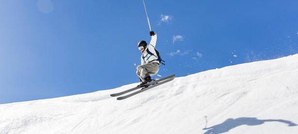 FB体育-赛道上的红色风暴，塞恩斯刷新纪录，红牛轻取哈斯