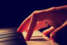 FB体育赛事-迈凯伦鏖战阿斯顿马丁，汉密尔顿关键制胜