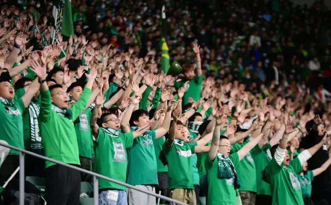 火热沸腾的足球盛宴，观众热情高涨持续的简单介绍