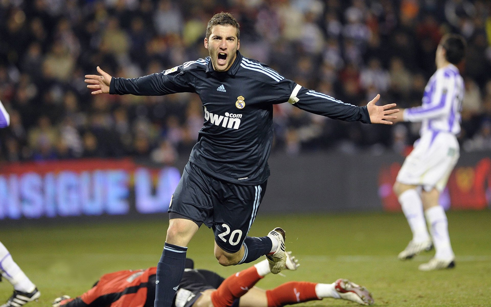 欧冠半决赛焦点战，深圳队横扫独行侠，改写篮球历史的一夜